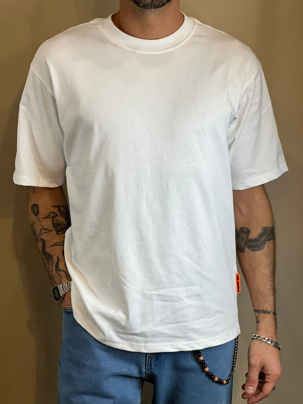 T-Shirt Telamira Over White